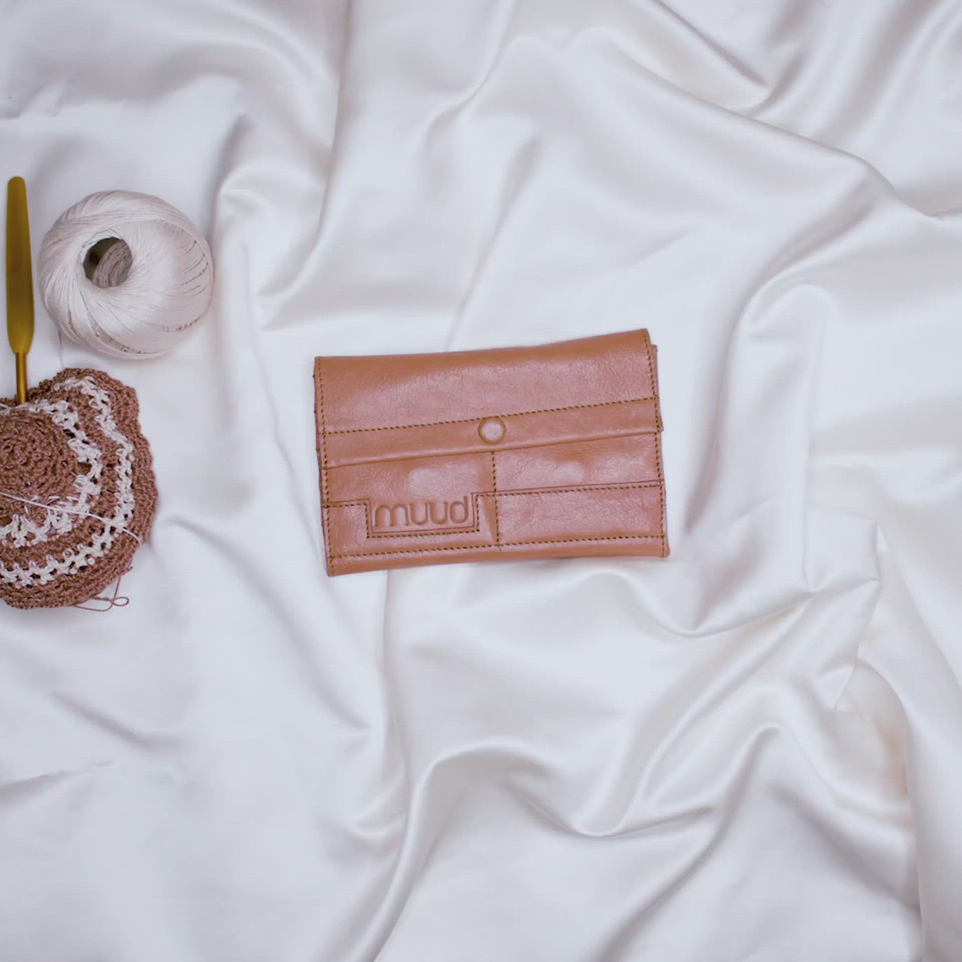 Hala crochet case in whisky for storing of crochet hooks and stitch markers.  Læder etui til opbevaring af hækle nåle og maskemarkører